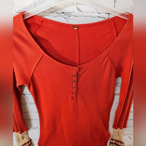 Free People Orange Crimson Combo Ski Lodge Crochet Cuff Boho Thermal Henley L - Picture 3 of 12